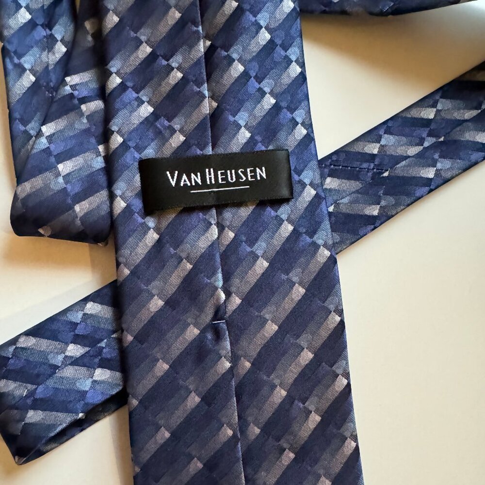 Van Heusen Silk Tie - Picture 2 of 3
